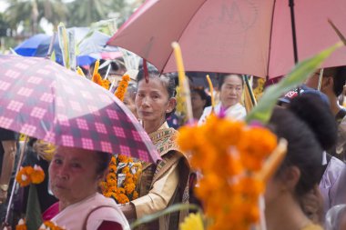 İnsanlara Pha o Luang Festivali