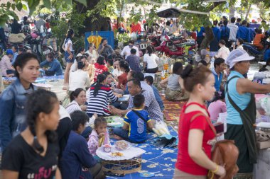 insanlar yemek köşesinde