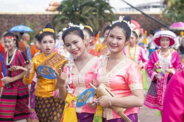  İnsanlara Pha o Luang Festivali 