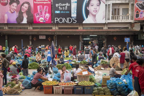 People at the Taalat Sao market — Stock Photo, Image