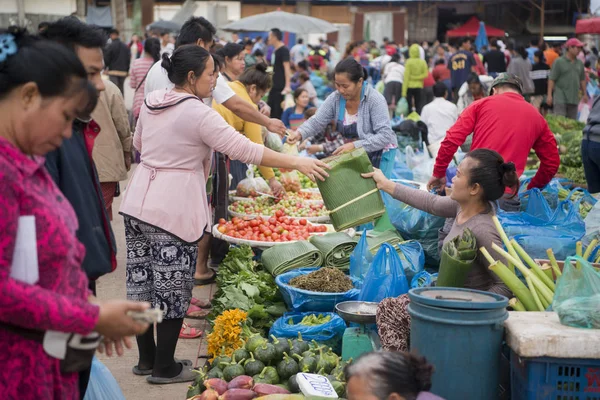 Gente en el mercado de Taalat Sao — Foto de Stock