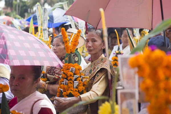 Mensen op de Pha die Luang-Festival — Stockfoto