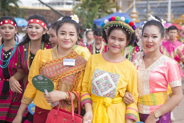 Menschen auf dem pha that luang festival — Stockfoto