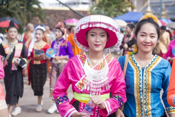 Mensen op de Pha die Luang-Festival — Stockfoto