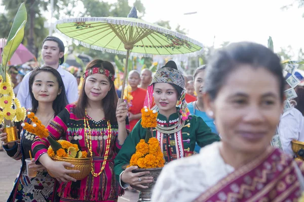 Emberek a Pha Luang, hogy a fesztivál — Stock Fotó