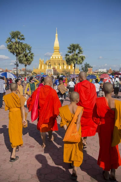 Personer på Pha det Luang Festival — Stockfoto