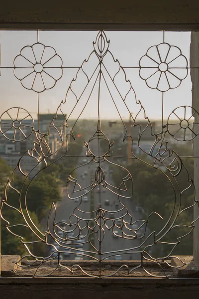 Una ventana con un buddha en la vista desde la parte superior del arco patuxai — Foto de Stock