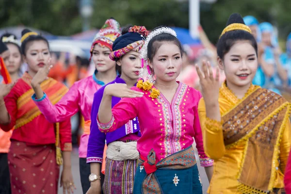 Personer på Pha det Luang Festival — Stockfoto