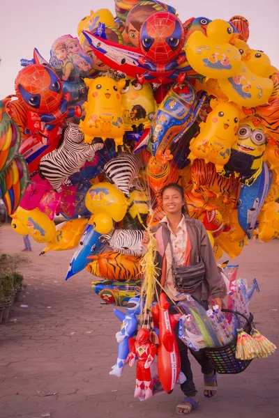 De verkoper van een ballon op het Pha dat Luang Festival — Stockfoto