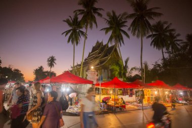 Wat Ho Pha Bang Kral Sarayı'nın önünde nightmarket
