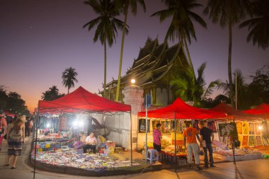 Wat Ho Pha Bang Kral Sarayı'nın önünde nightmarket