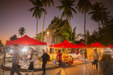 Wat Ho Pha Bang Kral Sarayı'nın önünde nightmarket