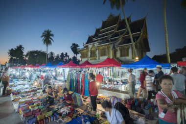 Wat Ho Pha Bang Kral Sarayı'nın önünde nightmarket