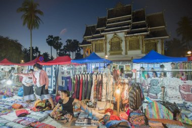 Wat Ho Pha Bang Kral Sarayı'nın önünde nightmarket