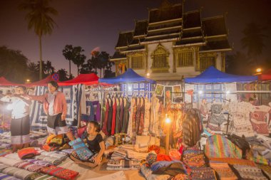 Wat Ho Pha Bang Kral Sarayı'nın önünde nightmarket
