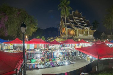 Wat Ho Pha Bang Kral Sarayı'nın önünde nightmarket