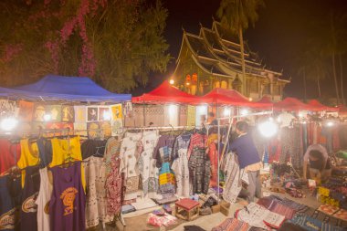Wat Ho Pha Bang Kral Sarayı'nın önünde nightmarket