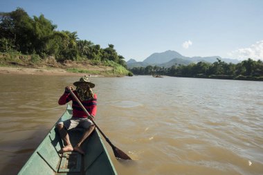 ahşap teknede Nam Han Nehri