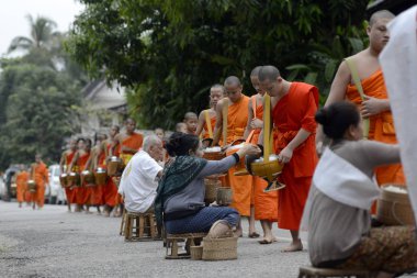 Rahipler sabah, Laos