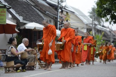 Rahipler sabah, Laos