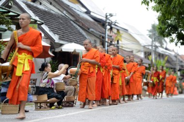 Rahipler sabah, Laos
