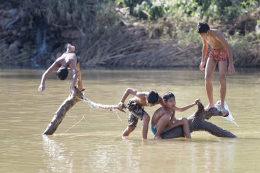 Çocuk oyunda Nam Han Nehri