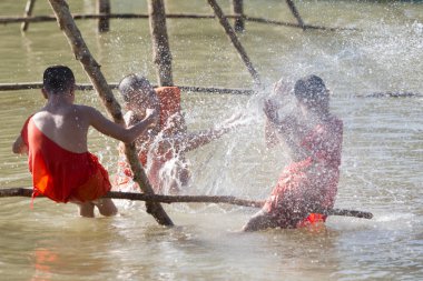 Bambu köprü inşaatı