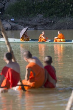Rahipler Nam Han Nehri üzerinde tekne ile çapraz