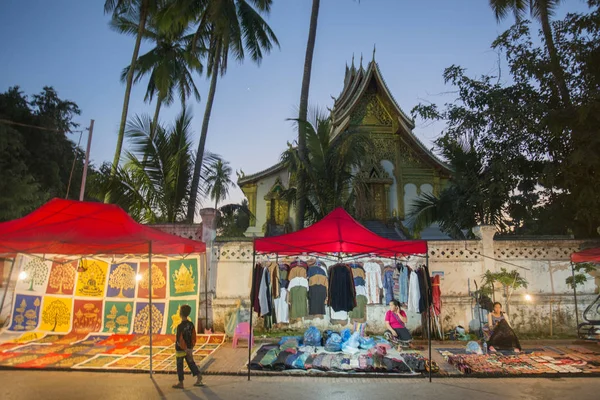 Nightmarket in front of the Wat Ho Pha Bang of the King Palace — Stock Photo, Image
