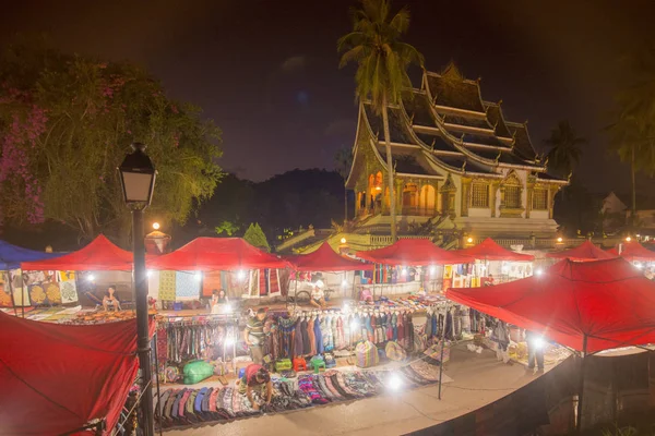 Mercado nocturno frente al Wat Ho Pha Bang del Palacio del Rey — Foto de Stock