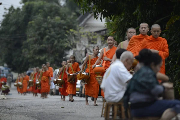 Munkar på morgonen, Laos — Stockfoto