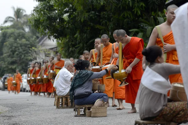 Munkar på morgonen, Laos — Stockfoto