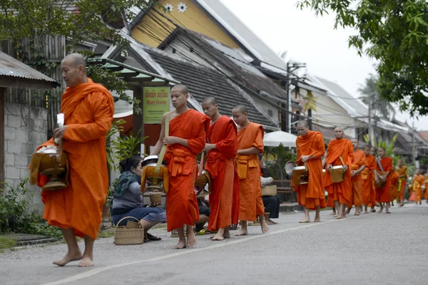 Munkar på morgonen, Laos — Stockfoto