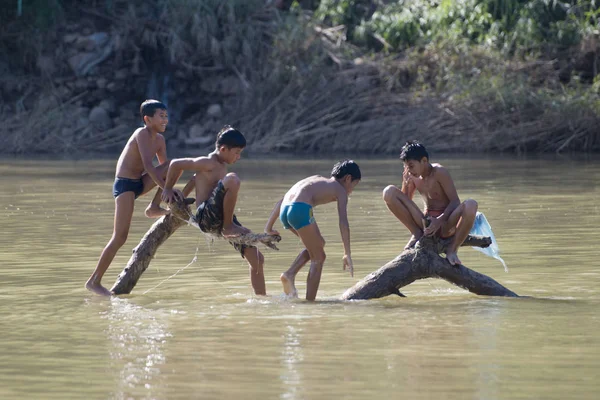 Childern play in the Nam Khan river — Stock Photo, Image