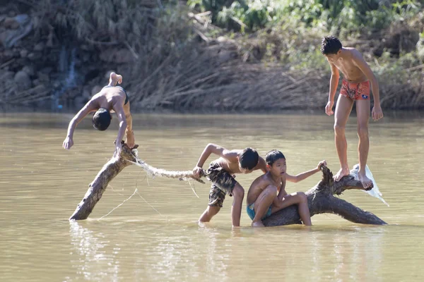 Childern play in the Nam Khan river — Stock Photo, Image