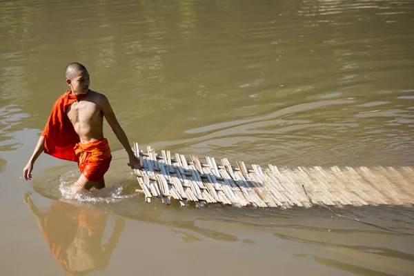 La construcción del Puente de Bambú —  Fotos de Stock