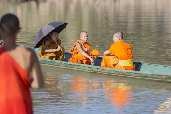 I monaci attraversano in barca il fiume Nam Khan — Foto Stock
