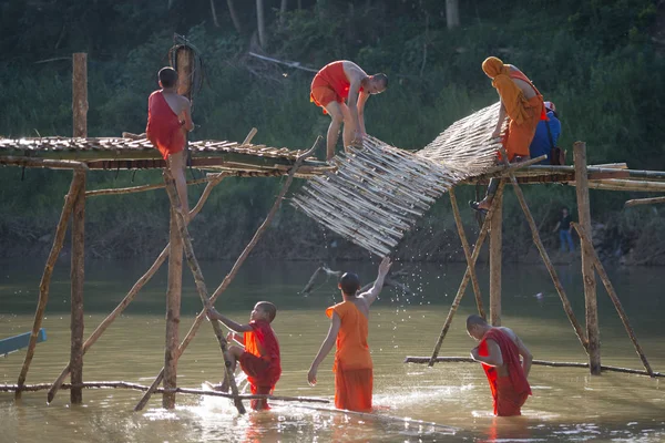 La construcción del Puente de Bambú —  Fotos de Stock