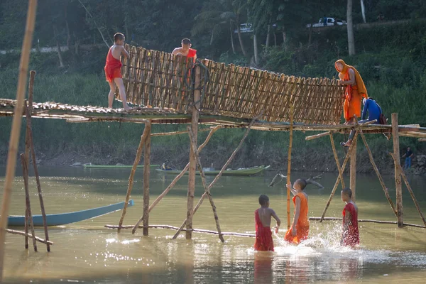 La construcción del Puente de Bambú —  Fotos de Stock