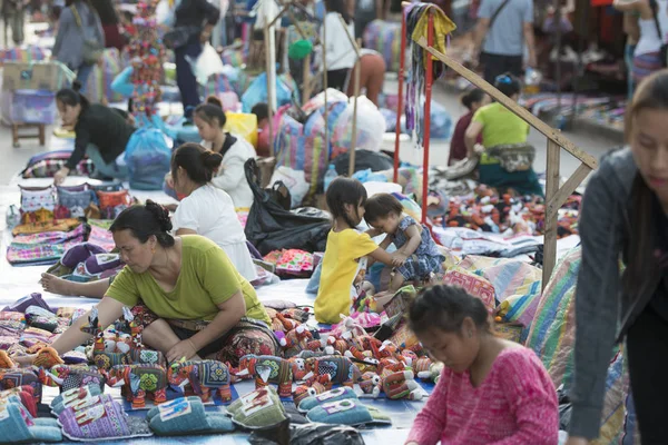 El mercado nocturno en la ciudad de Luang Prabang — Foto de Stock