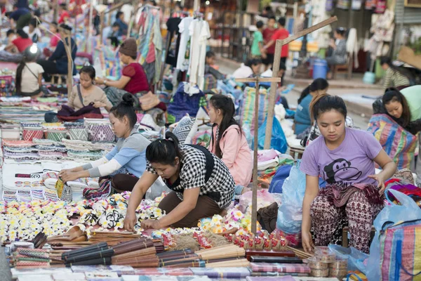 Il mercato notturno nella città di Luang Prabang — Foto Stock