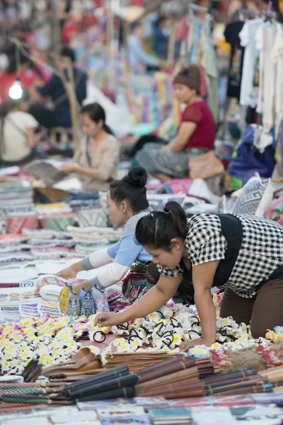 El mercado nocturno en la ciudad de Luang Prabang —  Fotos de Stock