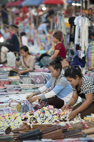 The nightmarket in the town of Luang Prabang — Stock Photo, Image