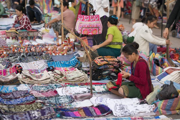 El mercado nocturno en la ciudad de Luang Prabang —  Fotos de Stock