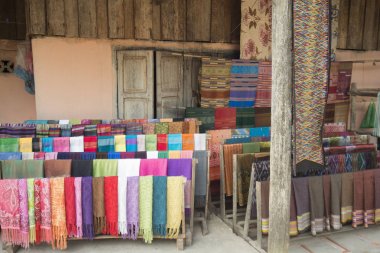 Lao Lao Köyü Textil dükkanda