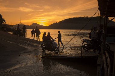 Mekong Nehri feribot yolu üzerinde bir motosiklet