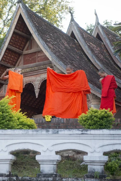 Unga munkar vid ett tempel — Stockfoto