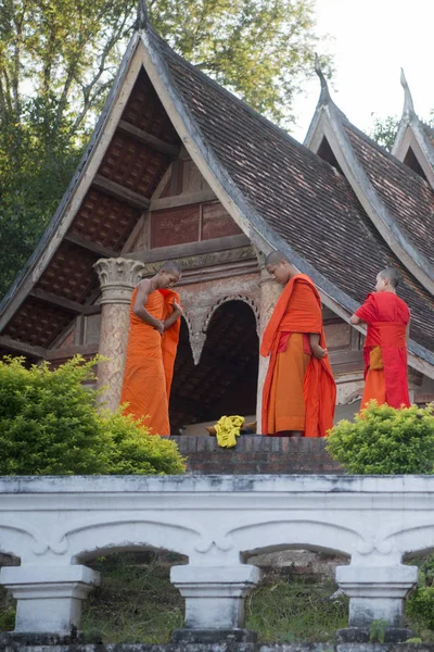 Unga munkar vid ett tempel — Stockfoto