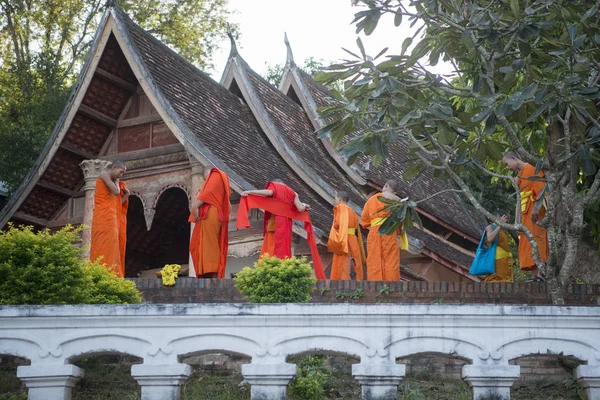 Unga munkar vid ett tempel — Stockfoto