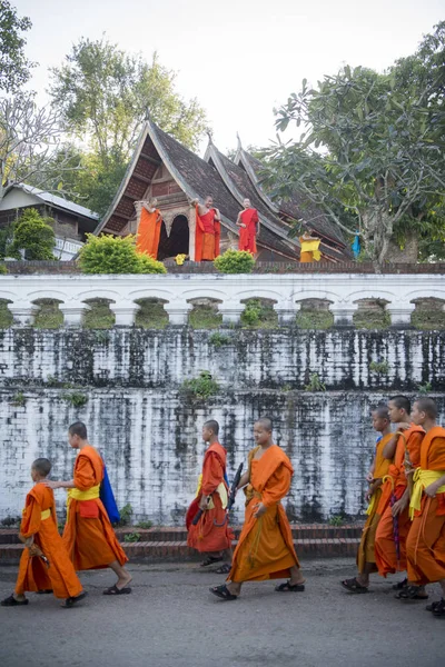 Unga munkar vid ett tempel — Stockfoto